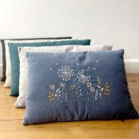Dandelion Cushion Embroidery Kit by Un Chat dans l'aiguille (Collection Pissenlit - Coussins rectangulaires)