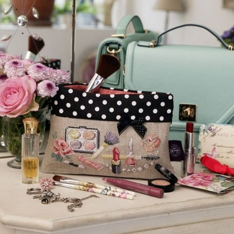 Little Daisy Pouch by Les Brodeuses Parisiennes (Aida)