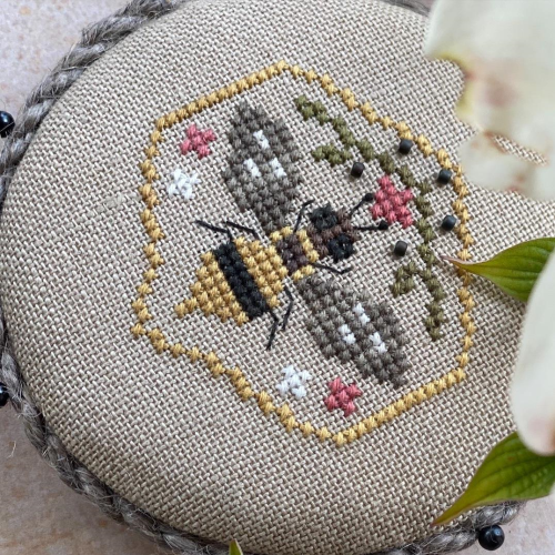 Bee Pocket Round by Heart in Hand